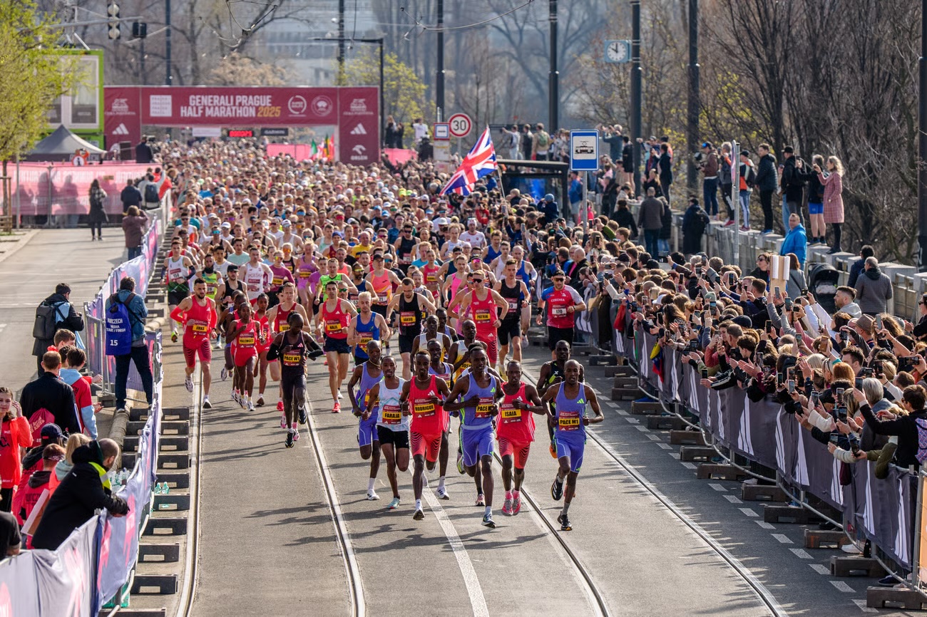 Na-start-Generali-Prague-Half-Marathonu-2025-se-postavilo-15-737-bezcu